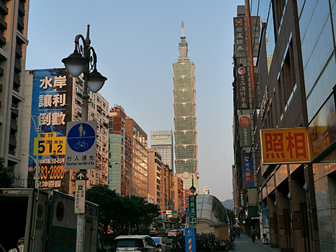 台北101（隣駅から）